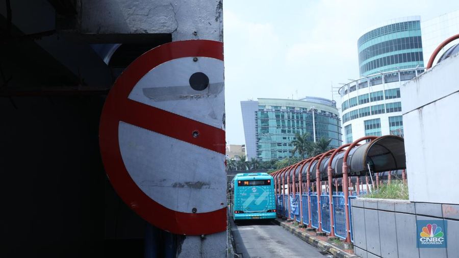 Suasana terminal Blok M, Jakarta, Selasa (9/5/2023). (CNBC Indonesia/Tri Susilo)