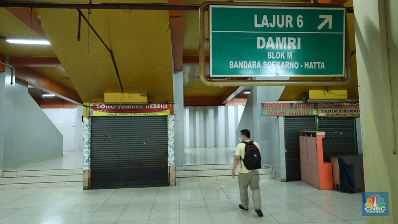 Suasana terminal Blok M, Jakarta, Selasa (9/5/2023). (CNBC Indonesia/Tri Susilo)