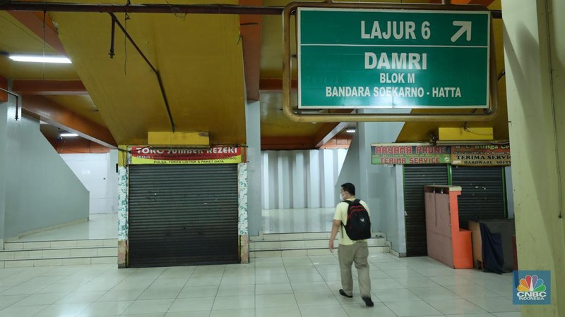 Suasana terminal Blok M, Jakarta, Selasa (9/5/2023). (CNBC Indonesia/Tri Susilo)