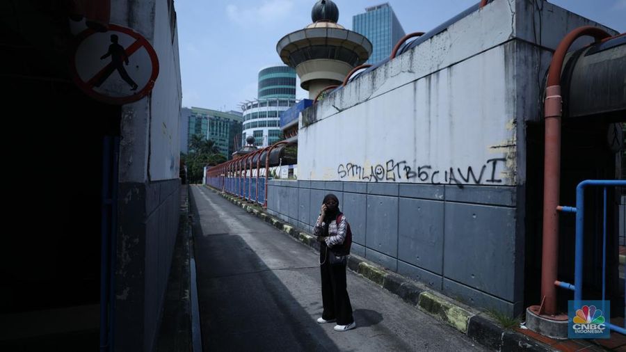 Suasana terminal Blok M, Jakarta, Selasa (9/5/2023). (CNBC Indonesia/Tri Susilo)