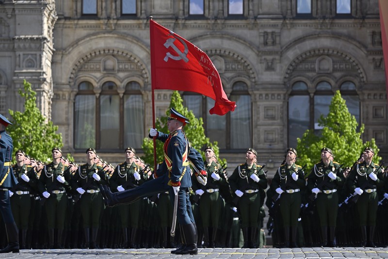 Seorang wanita membawa potret tentara Tentara saat upacara peringatan 78 tahun Hari Kemenangan di Lapangan Merah di Moskow, Rusia, Selasa (9/5/2023). Seorang wanita membawa potret tentara Tentara saat upacara peringatan 78 tahun Hari Kemenangan di Lapangan Merah di Moskow, Rusia, Selasa (9/5/2023). (REUTERS/Pavel Mikheyev)