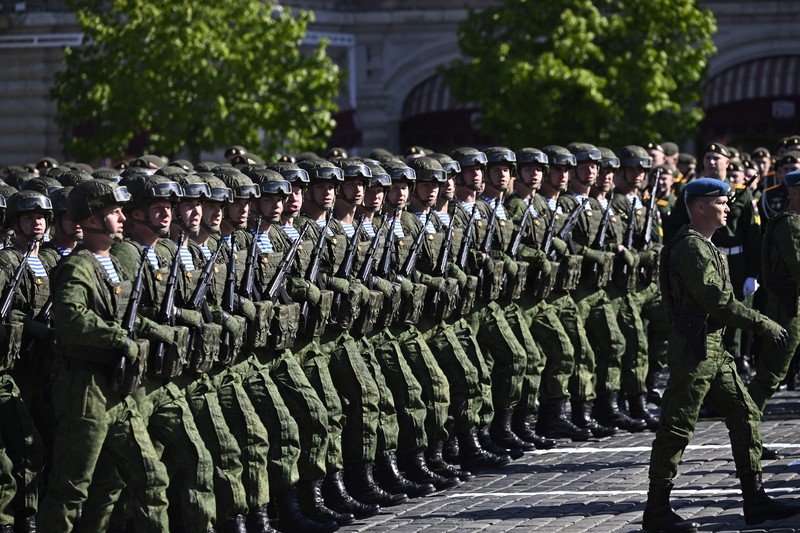 Seorang wanita membawa potret tentara Tentara saat upacara peringatan 78 tahun Hari Kemenangan di Lapangan Merah di Moskow, Rusia, Selasa (9/5/2023). Seorang wanita membawa potret tentara Tentara saat upacara peringatan 78 tahun Hari Kemenangan di Lapangan Merah di Moskow, Rusia, Selasa (9/5/2023). (REUTERS/Pavel Mikheyev)