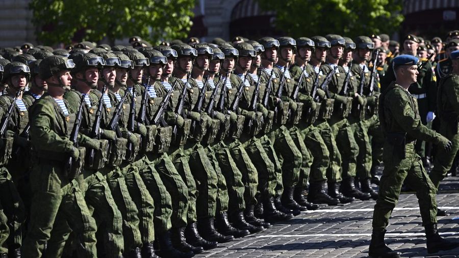 Tentara Rusia saat mengikuti upacara peringatan 78 tahun Hari Kemenangan di Lapangan Merah di Moskow, Rusia, Selasa (9/5/2023). (Sefa Karacan/Anadolu Agency via Getty Images)