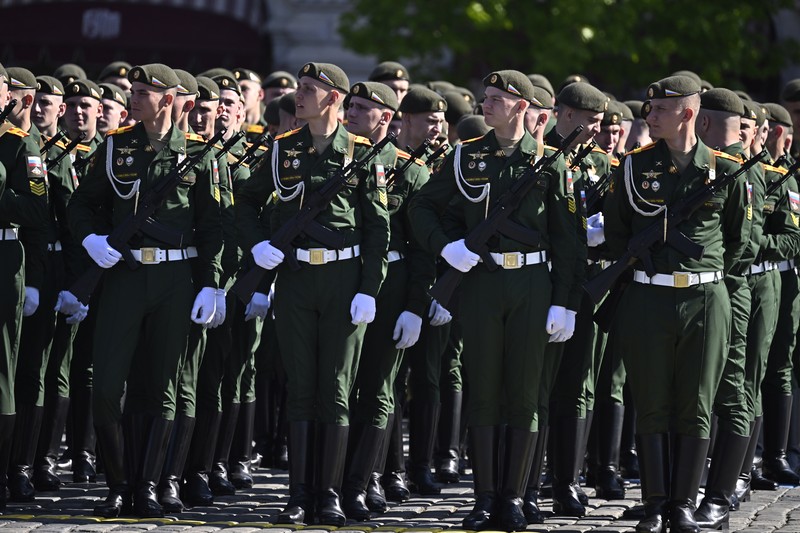 Seorang wanita membawa potret tentara Tentara saat upacara peringatan 78 tahun Hari Kemenangan di Lapangan Merah di Moskow, Rusia, Selasa (9/5/2023). Seorang wanita membawa potret tentara Tentara saat upacara peringatan 78 tahun Hari Kemenangan di Lapangan Merah di Moskow, Rusia, Selasa (9/5/2023). (REUTERS/Pavel Mikheyev)