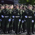 Tentara Rusia saat mengikuti upacara peringatan 78 tahun Hari Kemenangan di Lapangan Merah di Moskow, Rusia, Selasa (9/5/2023). (Sefa Karacan/Anadolu Agency via Getty Images)