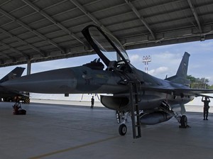 Viral Prajurit Cuci Manual Jet Tempur F-16, Ini Penjelasan TNI AU