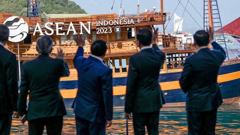 Presiden RI Joko Widodo saat membuka KTT ASEAN ke-42 di Labuan Bajo, Provinsi Nusa Tenggara Timur, Indonesia, Rabu (10/5/2023). (Achmad Ibrahim/Pool via REUTERS)