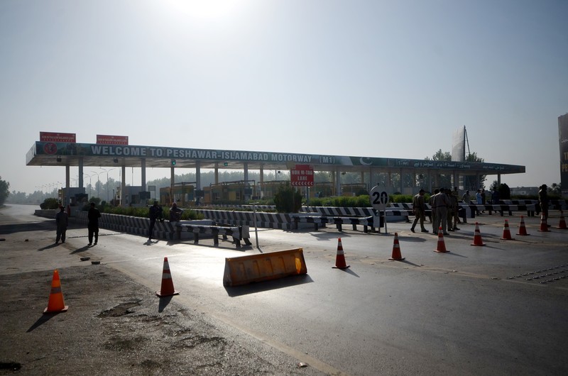Seorang pria melintasi jalan melewati barikade yang dibakar oleh para pendukung mantan Perdana Menteri Pakistan Imran Khan selama protes terhadap penangkapannya, di Karachi, Pakistan, Selasa (9/5/2023). Seorang pria melintasi jalan melewati barikade yang dibakar oleh para pendukung mantan Perdana Menteri Pakistan Imran Khan selama protes terhadap penangkapannya, di Karachi, Pakistan, Selasa (9/5/2023). (REUTERS/AKHTAR SOOMRO)