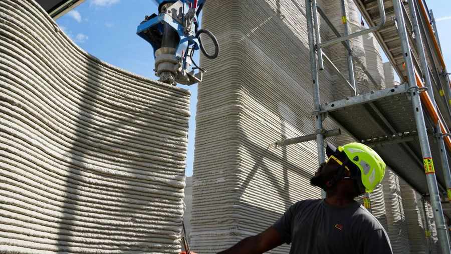 Pengembang mengawasi pembangunan gedung dengan mesin cetak 3D di Heidelberg, Jerman. (REUTERS/MAXIMILIAN SCHWARZ)