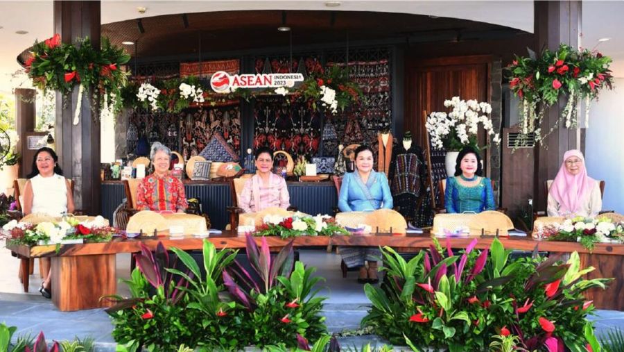 Ibu Iriana Joko Widodo melakukan pertemuan dengan para pendamping pemimpin ASEAN di Puncak Waringin, Kabupaten Manggarai Barat, Provinsi Nusa Tenggara Timur (NTT), pada Rabu (10/05/2023) pagi. (Dok. Setkab)