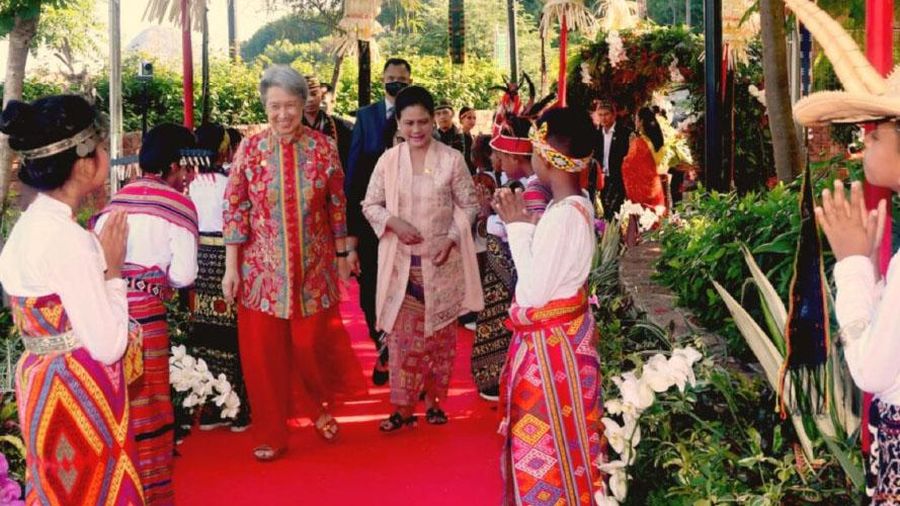 Ibu Iriana Joko Widodo melakukan pertemuan dengan para pendamping pemimpin ASEAN di Puncak Waringin, Kabupaten Manggarai Barat, Provinsi Nusa Tenggara Timur (NTT), pada Rabu (10/05/2023) pagi. (Dok. Setkab)