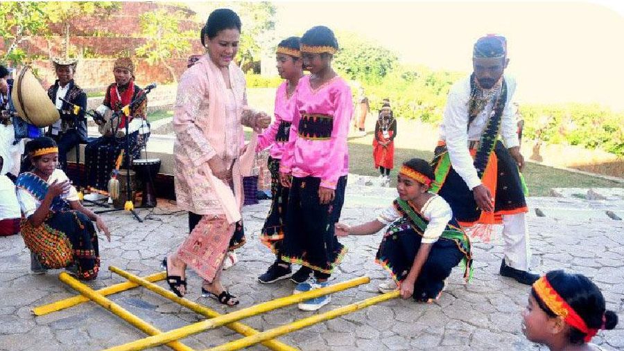 Ibu Iriana Joko Widodo melakukan pertemuan dengan para pendamping pemimpin ASEAN di Puncak Waringin, Kabupaten Manggarai Barat, Provinsi Nusa Tenggara Timur (NTT), pada Rabu (10/05/2023) pagi. (Dok. Setkab)