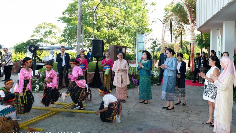 Ibu Iriana Joko Widodo melakukan pertemuan dengan para pendamping pemimpin ASEAN di Puncak Waringin, Kabupaten Manggarai Barat, Provinsi Nusa Tenggara Timur (NTT), pada Rabu (10/05/2023) pagi. Ibu Iriana Joko Widodo melakukan pertemuan dengan para pendamping pemimpin ASEAN di Puncak Waringin, Kabupaten Manggarai Barat, Provinsi Nusa Tenggara Timur (NTT), pada Rabu (10/05/2023) pagi. (Dok. Setkab)