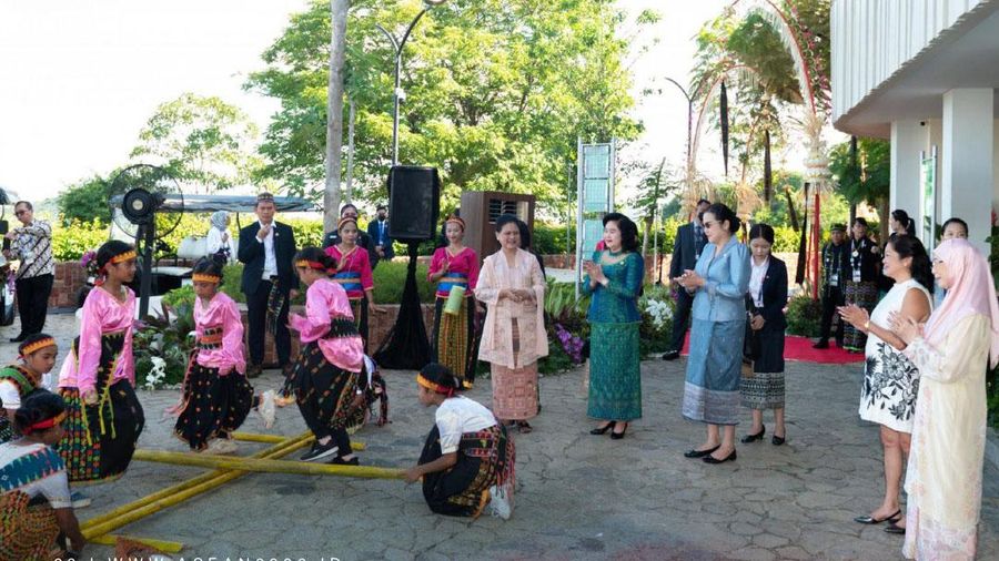 Ibu Iriana Joko Widodo melakukan pertemuan dengan para pendamping pemimpin ASEAN di Puncak Waringin, Kabupaten Manggarai Barat, Provinsi Nusa Tenggara Timur (NTT), pada Rabu (10/05/2023) pagi. (Dok. Setkab)