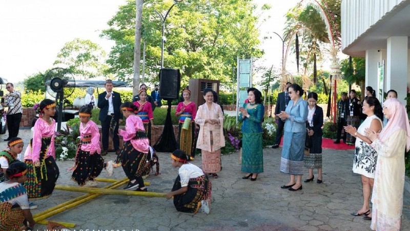 Ibu Iriana Joko Widodo melakukan pertemuan dengan para pendamping pemimpin ASEAN di Puncak Waringin, Kabupaten Manggarai Barat, Provinsi Nusa Tenggara Timur (NTT), pada Rabu (10/05/2023) pagi. (Dok. Setkab)