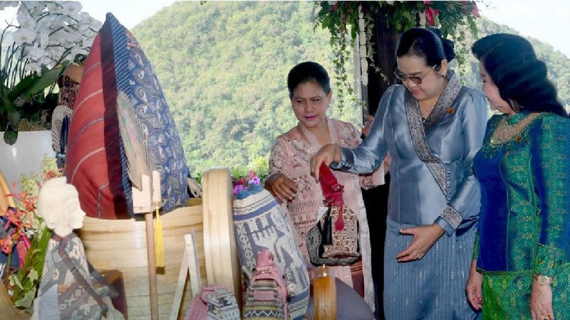 Ibu Iriana Joko Widodo melakukan pertemuan dengan para pendamping pemimpin ASEAN di Puncak Waringin, Kabupaten Manggarai Barat, Provinsi Nusa Tenggara Timur (NTT), pada Rabu (10/05/2023) pagi. (Dok. Setkab)