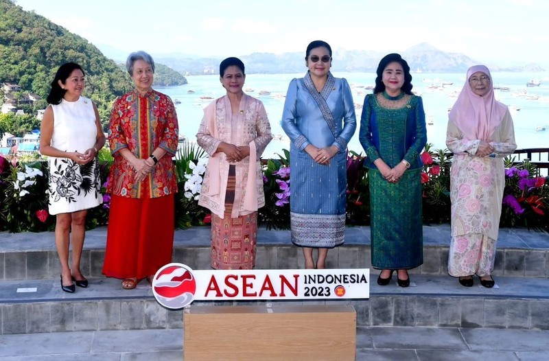 Ibu Iriana Joko Widodo melakukan pertemuan dengan para pendamping pemimpin ASEAN di Puncak Waringin, Kabupaten Manggarai Barat, Provinsi Nusa Tenggara Timur (NTT), pada Rabu (10/05/2023) pagi. (Dok. Setkab)