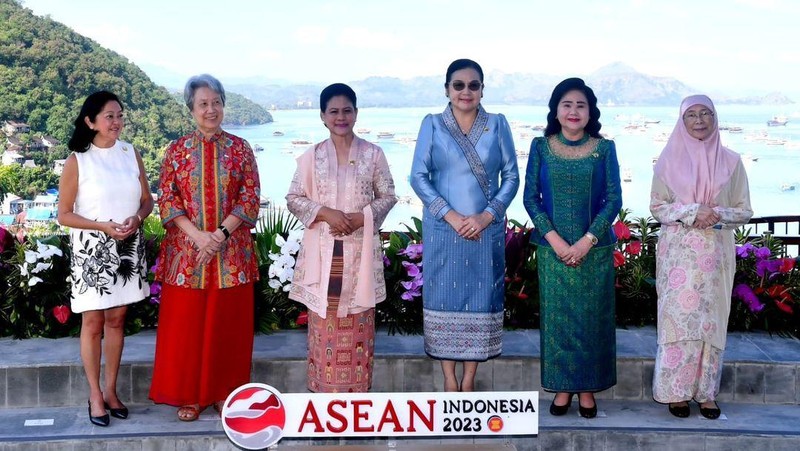 Ibu Iriana Joko Widodo melakukan pertemuan dengan para pendamping pemimpin ASEAN di Puncak Waringin, Kabupaten Manggarai Barat, Provinsi Nusa Tenggara Timur (NTT), pada Rabu (10/05/2023) pagi. (Dok. Setkab)