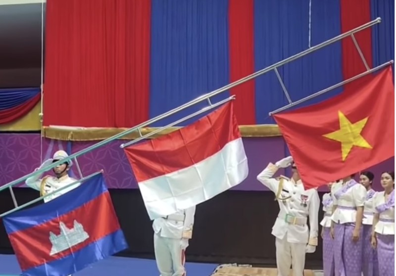 Bendera Indonesia terbalik saat Opening Ceremony SEA Games 2023 di Stadion Nasional Morodok Techo, Phnom Penh, Kamboja, Jumat (5/5/2023). Bendera Indonesia terbalik saat Opening Ceremony SEA Games 2023 di Stadion Nasional Morodok Techo, Phnom Penh, Kamboja, Jumat (5/5/2023). (REUTERS/Kim Kyung-Hoo)