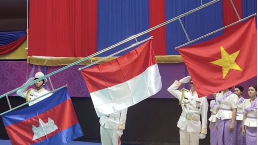Kejadian penarikan bendera yang miring saat Sea Games Kamboja 2023. (Instagram detikcom)