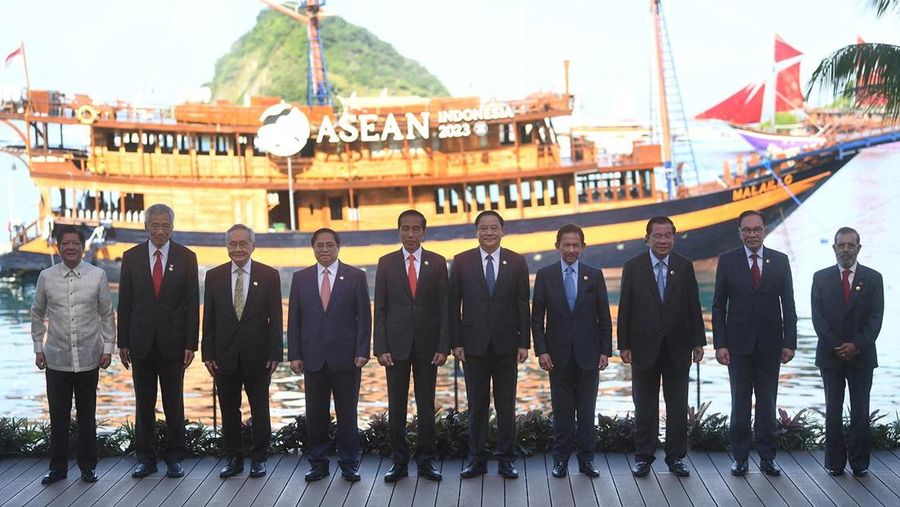 Presiden RI Joko Widodo saat membuka KTT ASEAN ke-42 di Labuan Bajo, Provinsi Nusa Tenggara Timur, Indonesia, Rabu (10/5/2023). (Achmad Ibrahim/Pool via REUTERS)