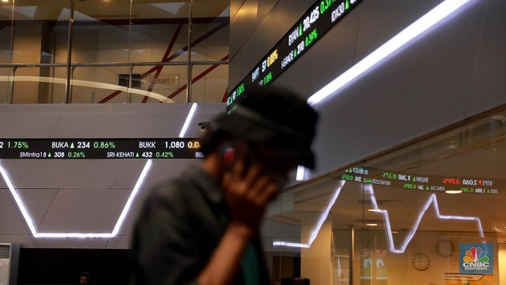 Layar digital pergerakan Indeks Harga Saham Gabungan (IHSG) di Gedung Bursa Efek Indonesia, Jakarta, Rabu (10/5/2023). (CNBC Indonesia/Muhammad Sabki)