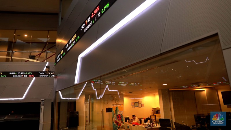 Layar digital pergerakan Indeks Harga Saham Gabungan (IHSG) di Gedung Bursa Efek Indonesia, Jakarta, Rabu (10/5/2023). (CNBC Indonesia/Muhammad Sabki) Layar digital pergerakan Indeks Harga Saham Gabungan (IHSG) di Gedung Bursa Efek Indonesia, Jakarta, Rabu (10/5/2023). (CNBC Indonesia/Muhammad Sabki)