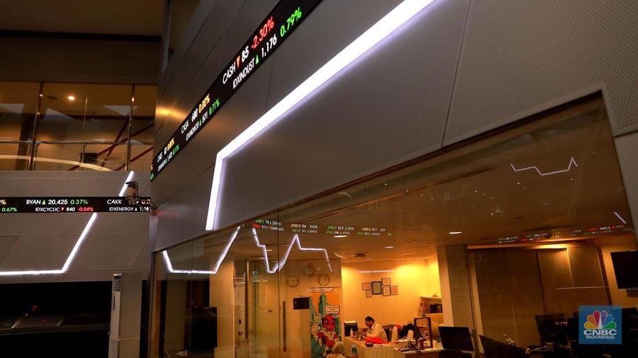 Layar digital pergerakan Indeks Harga Saham Gabungan (IHSG) di Gedung Bursa Efek Indonesia, Jakarta, Rabu (10/5/2023). (վ/Muhammad Sabki)