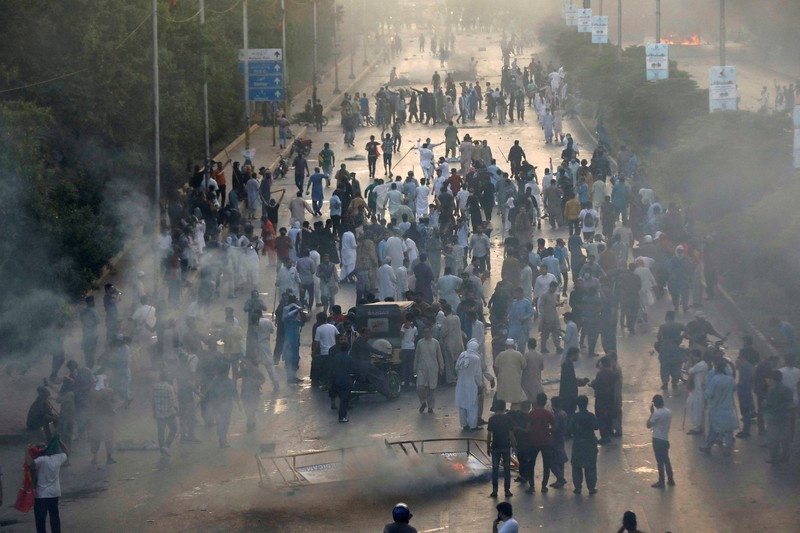 PAKISTAN-POLITICS/KHAN Pendukung mantan Perdana Menteri Pakistan Imran Khan memblokir jalan raya, selama protes menentang penangkapannya, di Karachi, Pakistan, Selasa (9/5/2023). (REUTERS/AKHTAR SOOMRO)