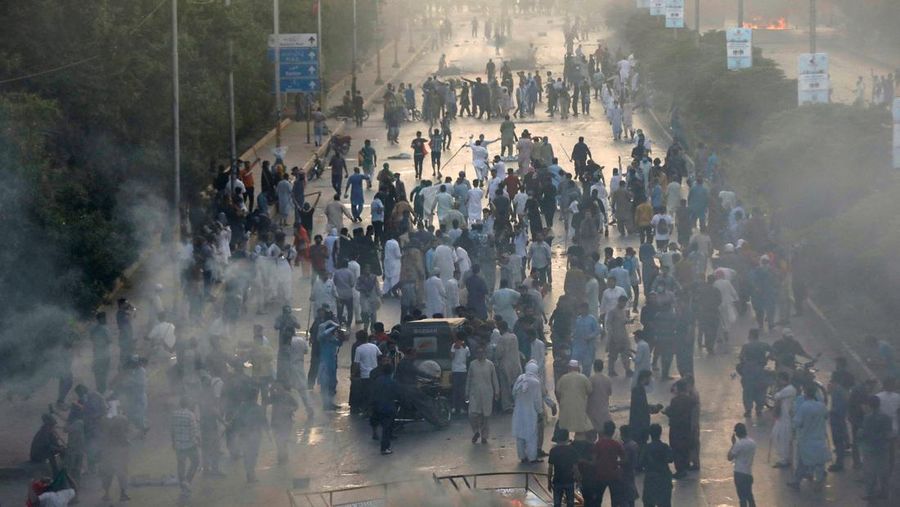 Pendukung mantan Perdana Menteri Pakistan Imran Khan memblokir jalan raya, selama protes menentang penangkapannya, di Karachi, Pakistan, Selasa (9/5/2023). (REUTERS/AKHTAR SOOMRO)