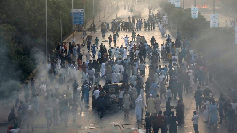 Pendukung mantan Perdana Menteri Pakistan Imran Khan memblokir jalan raya, selama protes menentang penangkapannya, di Karachi, Pakistan, Selasa (9/5/2023). (REUTERS/AKHTAR SOOMRO)