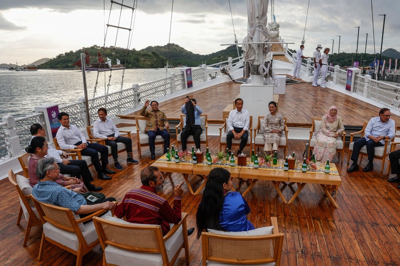 Para pemimpin KTT ASEAN duduk di dek kapal pinisi saat acara sunset view di sela-sela KTT ke-42 Association of Southeast Asian Nations (ASEAN) di Labuan Bajo pada 10 Mei 2023. Para pemimpin KTT ASEAN duduk di dek kapal pinisi saat acara sunset view di sela-sela KTT ke-42 Association of Southeast Asian Nations (ASEAN) di Labuan Bajo pada 10 Mei 2023. (MAST IRHAM/POOL/AFP via Getty Images)
