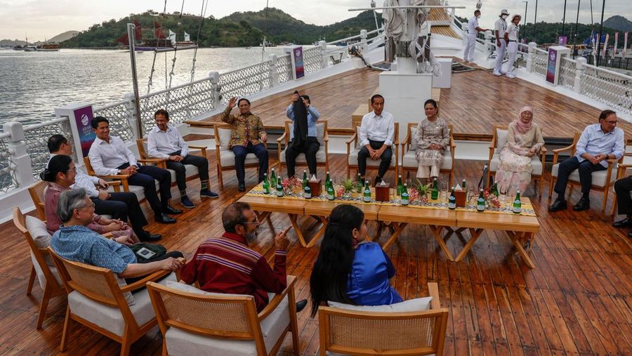 Para pemimpin KTT ASEAN duduk di dek kapal pinisi saat acara sunset view di sela-sela KTT ke-42 Association of Southeast Asian Nations (ASEAN) di Labuan Bajo pada 10 Mei 2023. (MAST IRHAM/POOL/AFP via Getty Images)