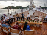 Keren! Intip Jokowi Ajak Pemimpin ASEAN Naik Kapal Pinisi