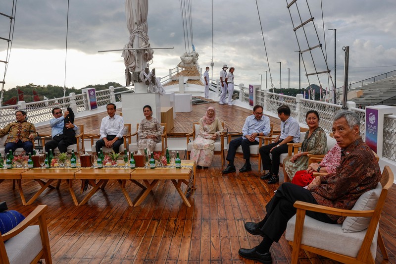 Para pemimpin KTT ASEAN duduk di dek kapal pinisi saat acara sunset view di sela-sela KTT ke-42 Association of Southeast Asian Nations (ASEAN) di Labuan Bajo pada 10 Mei 2023. (MAST IRHAM/POOL/AFP via Getty Images)
