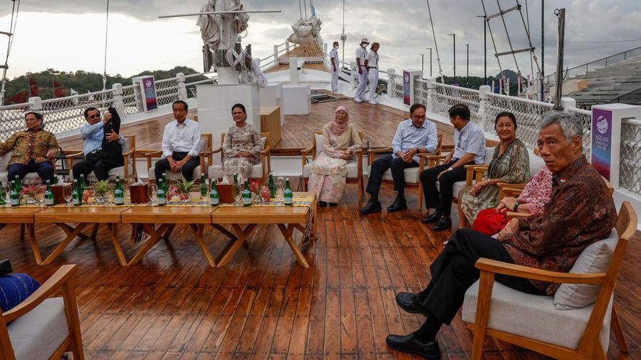 Para pemimpin KTT ASEAN duduk di dek kapal pinisi saat acara sunset view di sela-sela KTT ke-42 Association of Southeast Asian Nations (ASEAN) di Labuan Bajo pada 10 Mei 2023. (MAST IRHAM/POOL/AFP via Getty Images)