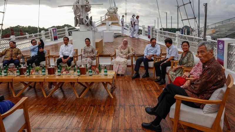 Para pemimpin KTT ASEAN duduk di dek kapal pinisi saat acara sunset view di sela-sela KTT ke-42 Association of Southeast Asian Nations (ASEAN) di Labuan Bajo pada 10 Mei 2023. (MAST IRHAM/POOL/AFP via Getty Images)