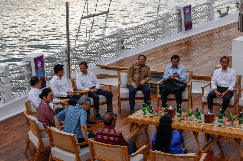 Para pemimpin KTT ASEAN duduk di dek kapal pinisi saat acara sunset view di sela-sela KTT ke-42 Association of Southeast Asian Nations (ASEAN) di Labuan Bajo pada 10 Mei 2023. (MAST IRHAM/POOL/AFP via Getty Images)