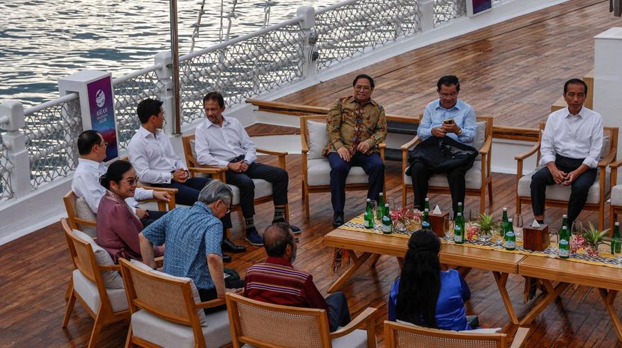 Para pemimpin KTT ASEAN duduk di dek kapal pinisi saat acara sunset view di sela-sela KTT ke-42 Association of Southeast Asian Nations (ASEAN) di Labuan Bajo pada 10 Mei 2023. (MAST IRHAM/POOL/AFP via Getty Images)