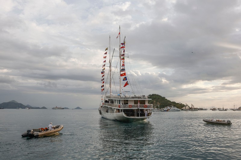 Para pemimpin KTT ASEAN duduk di dek kapal pinisi saat acara sunset view di sela-sela KTT ke-42 Association of Southeast Asian Nations (ASEAN) di Labuan Bajo pada 10 Mei 2023. (MAST IRHAM/POOL/AFP via Getty Images)
