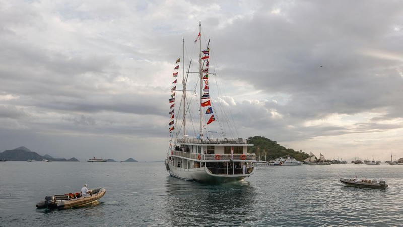 Para pemimpin KTT ASEAN duduk di dek kapal pinisi saat acara sunset view di sela-sela KTT ke-42 Association of Southeast Asian Nations (ASEAN) di Labuan Bajo pada 10 Mei 2023. (MAST IRHAM/POOL/AFP via Getty Images)