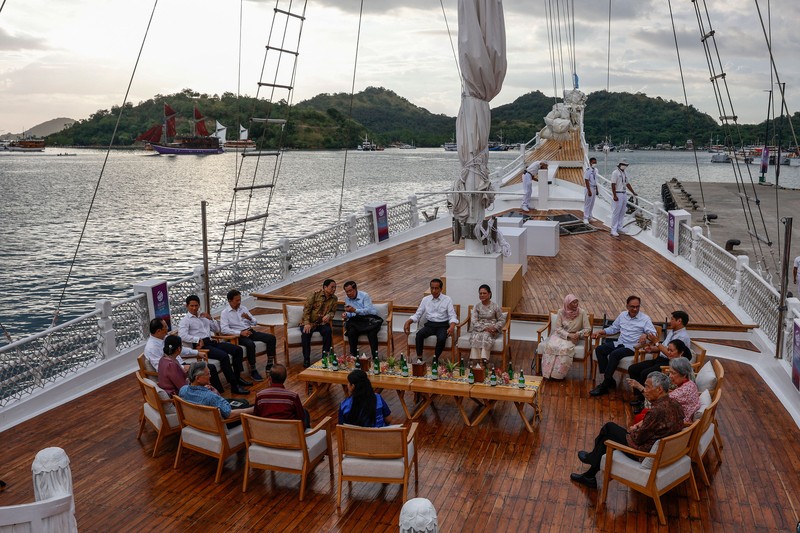 Para pemimpin KTT ASEAN duduk di dek kapal pinisi saat acara sunset view di sela-sela KTT ke-42 Association of Southeast Asian Nations (ASEAN) di Labuan Bajo pada 10 Mei 2023. Para pemimpin KTT ASEAN duduk di dek kapal pinisi saat acara sunset view di sela-sela KTT ke-42 Association of Southeast Asian Nations (ASEAN) di Labuan Bajo pada 10 Mei 2023. (MAST IRHAM/POOL/AFP via Getty Images)