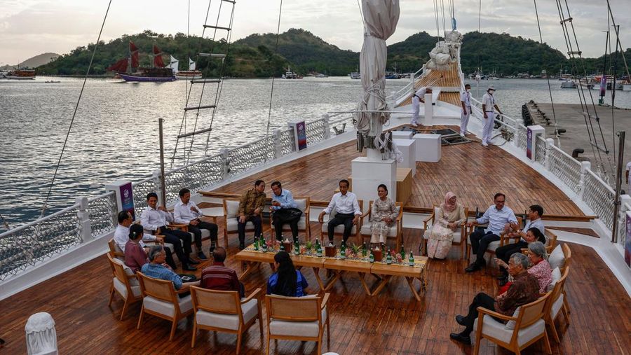 Para pemimpin KTT ASEAN duduk di dek kapal pinisi saat acara sunset view di sela-sela KTT ke-42 Association of Southeast Asian Nations (ASEAN) di Labuan Bajo pada 10 Mei 2023. (MAST IRHAM/POOL/AFP via Getty Images)