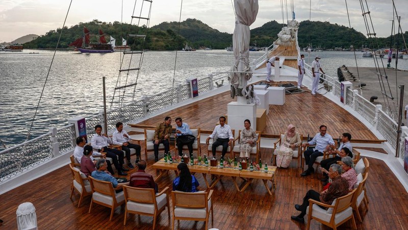 Para pemimpin KTT ASEAN duduk di dek kapal pinisi saat acara sunset view di sela-sela KTT ke-42 Association of Southeast Asian Nations (ASEAN) di Labuan Bajo pada 10 Mei 2023. (MAST IRHAM/POOL/AFP via Getty Images)