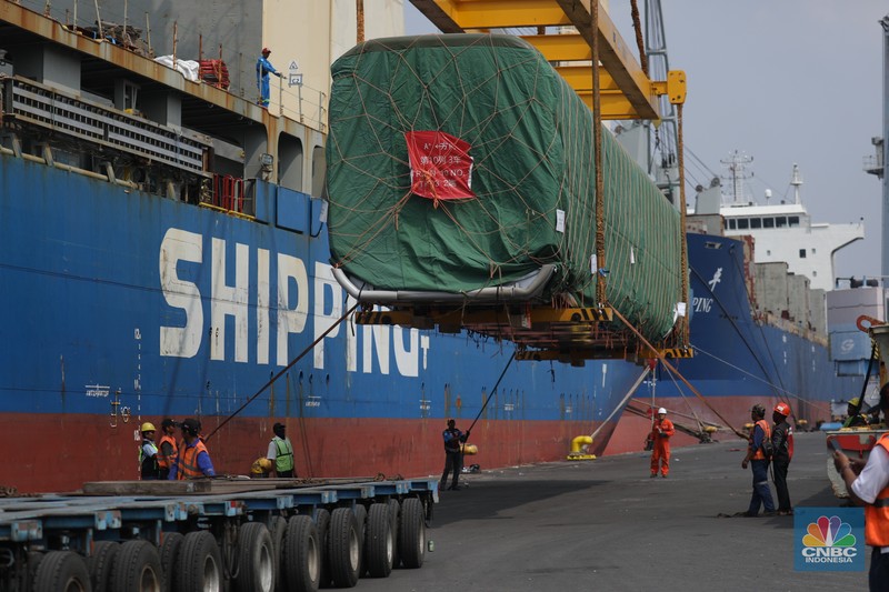 Pekerja melakukan bongkar muat rangkaian kereta cepat Jakarta Bandung  dari China ke Pelabuhan Tanjung Priok, Jakarta, Rabu (10/5/2023). (CNBC Indonesia/Tri Susilo)