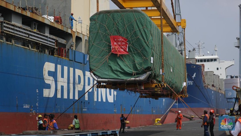 Pekerja melakukan bongkar muat rangkaian kereta cepat Jakarta Bandung  dari China ke Pelabuhan Tanjung Priok, Jakarta, Rabu (10/5/2023). (CNBC Indonesia/Tri Susilo)