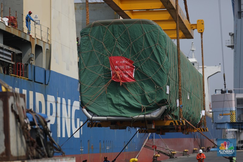 Pekerja melakukan bongkar muat rangkaian kereta cepat Jakarta Bandung  dari China ke Pelabuhan Tanjung Priok, Jakarta, Rabu (10/5/2023). (CNBC Indonesia/Tri Susilo)