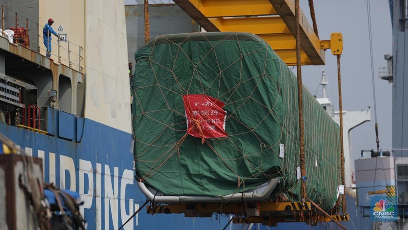 Pekerja melakukan bongkar muat rangkaian kereta cepat Jakarta Bandung  dari China ke Pelabuhan Tanjung Priok, Jakarta, Rabu (10/5/2023). (CNBC Indonesia/Tri Susilo)