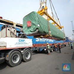 Penampakan Gerbong Kereta Cepat Baru Turun di Tanjung Priok