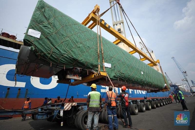 Pekerja melakukan bongkar muat rangkaian kereta cepat Jakarta Bandung dari China ke Pelabuhan Tanjung Priok, Jakarta, Rabu (10/5/2023). Pekerja melakukan bongkar muat rangkaian kereta cepat Jakarta Bandung dari China ke Pelabuhan Tanjung Priok, Jakarta, Rabu (10/5/2023). (CNBC Indonesia/Tri Susilo)